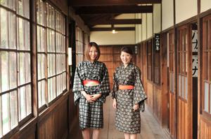 学校廊下女の子.JPG