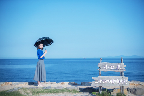 傘_海岸_海背景女性.jpg